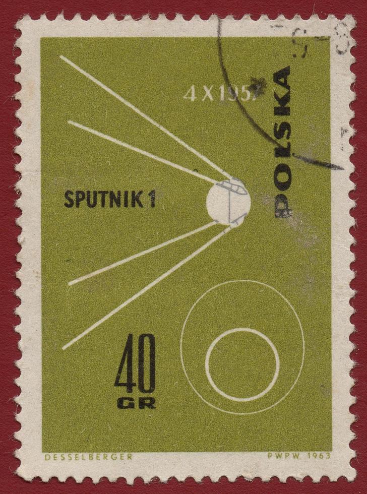 polônia - por volta de 1963 um selo impresso pela polônia mostra que o sputnik 1 foi o primeiro satélite terrestre artificial lançado pela urss, por volta de 1963. foto