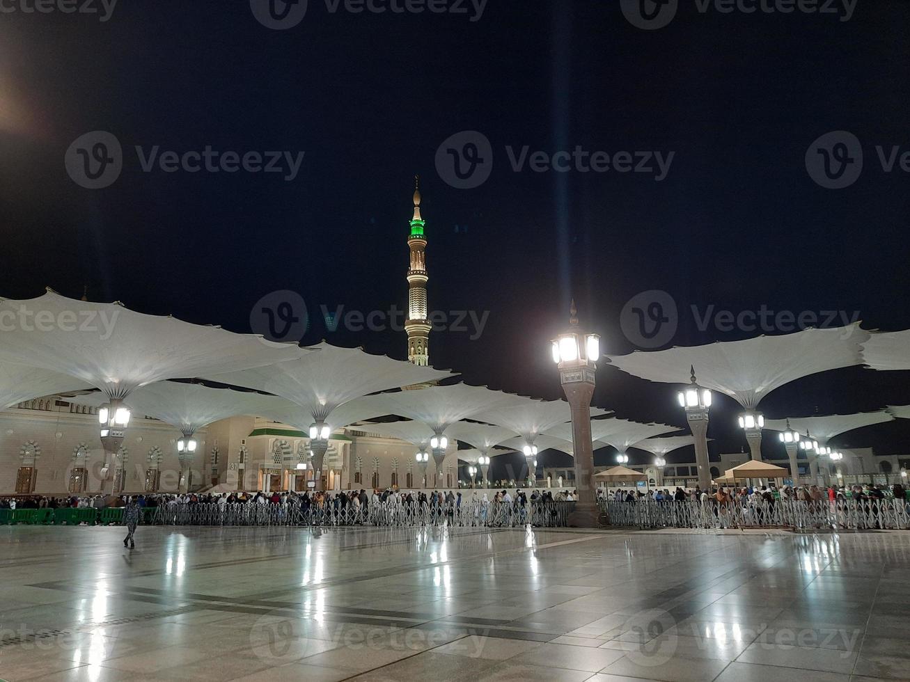 bela vista de masjid al-nabawi, medina, arábia saudita em luzes noturnas. foto