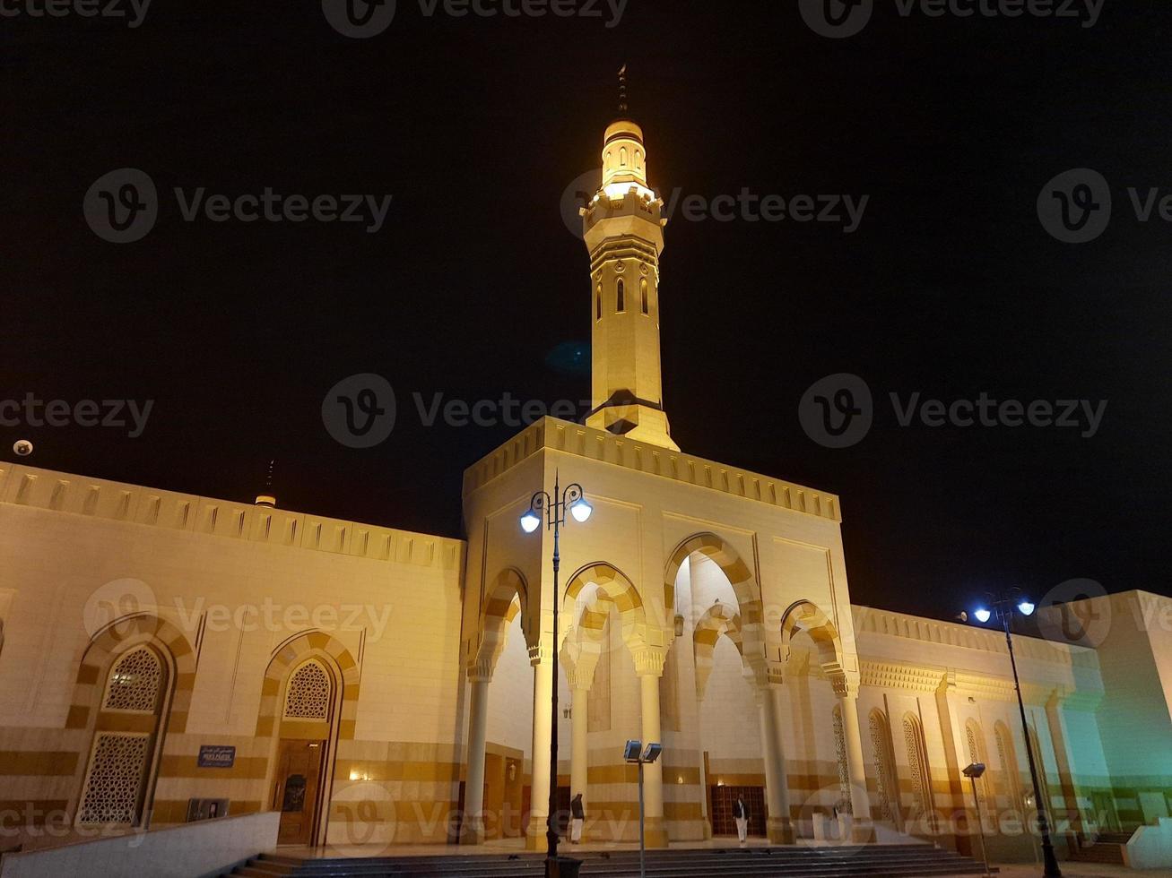 uma bela visão noturna da mesquita saided al shuhada em medina, arábia saudita. foto