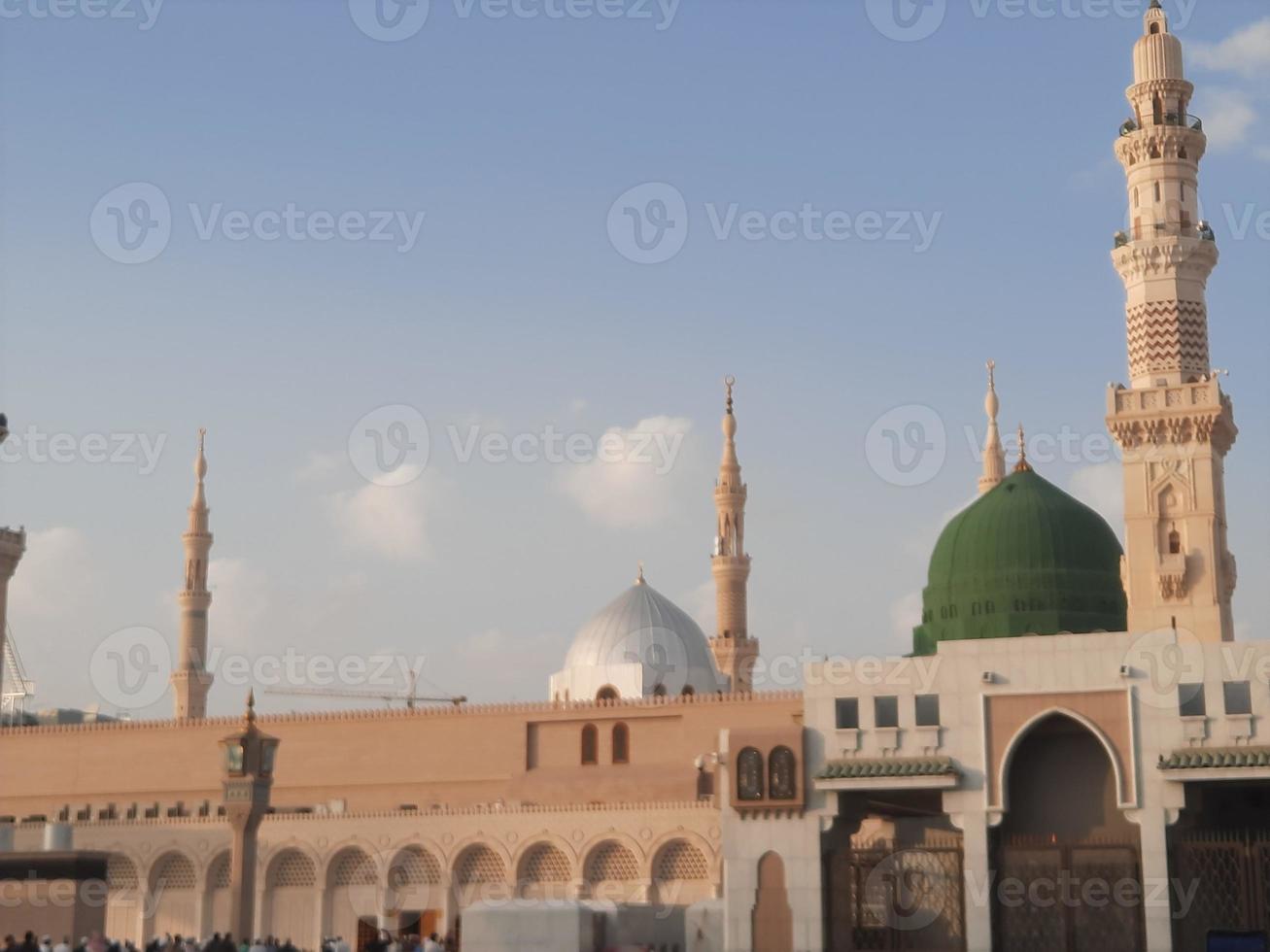 bela vista diurna de masjid al nabawi, cúpula verde de medina, minaretes e pátio da mesquita. foto