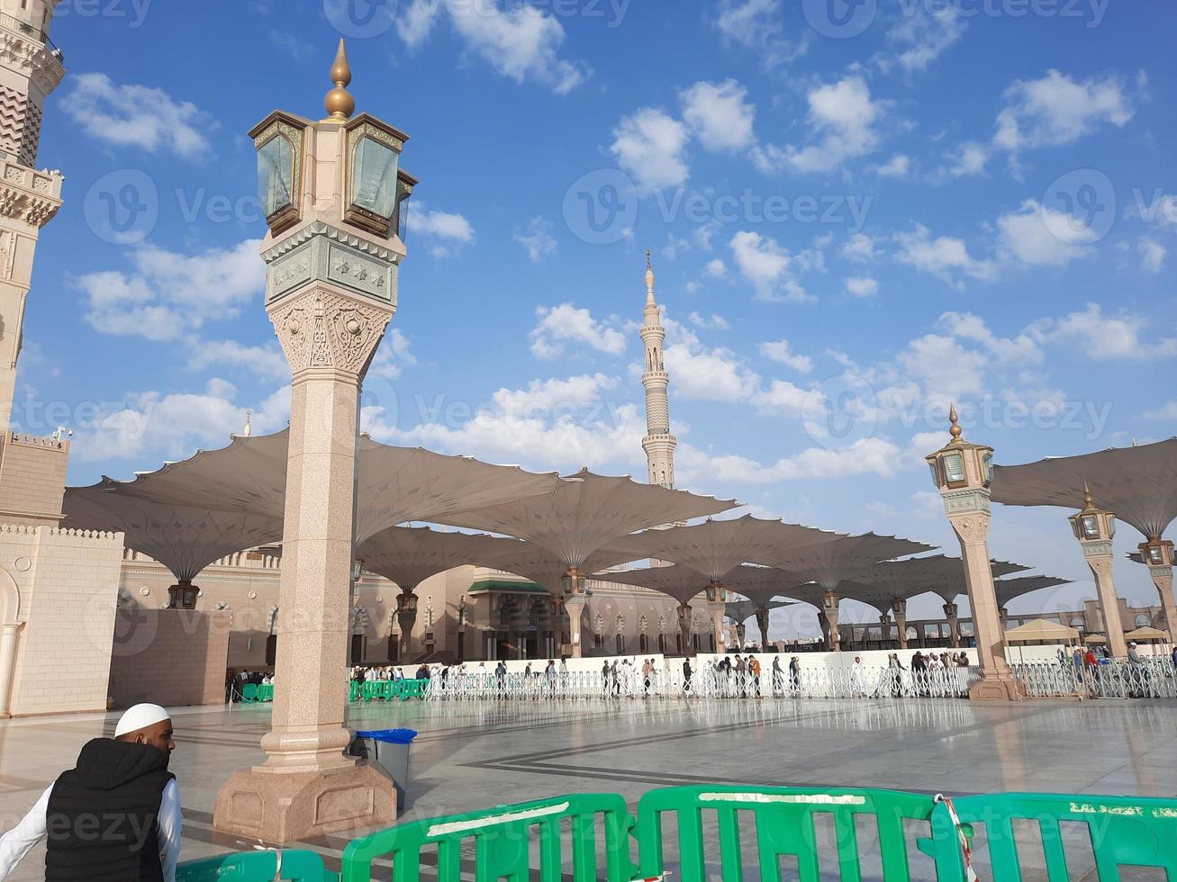 bela vista diurna da mesquita do profeta - masjid al nabawi, medina, arábia saudita. foto