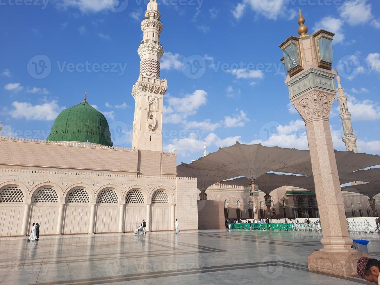 bela vista diurna da mesquita do profeta - masjid al nabawi, medina, arábia saudita. foto