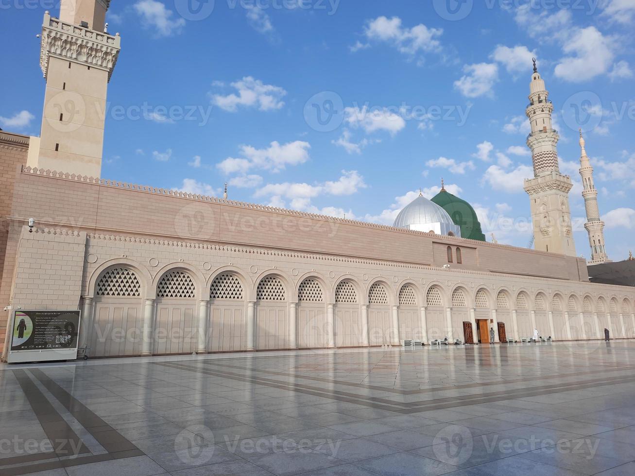 bela vista diurna da mesquita do profeta - masjid al nabawi, medina, arábia saudita. foto