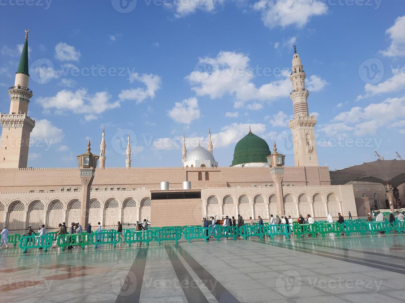 bela vista diurna de masjid al nabawi, cúpula verde de medina, minaretes e pátio da mesquita. foto