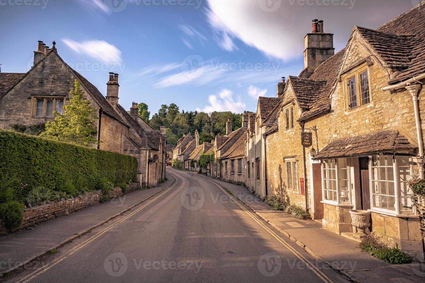 cidade velha de cotswolds do castelo combe, inglaterra. foto