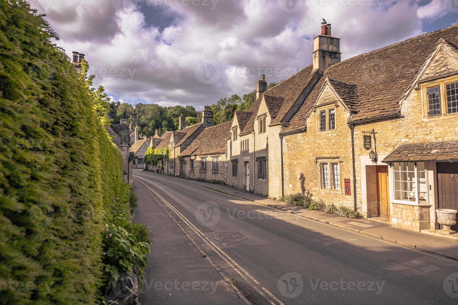 cidade velha de cotswolds do castelo combe, inglaterra. foto