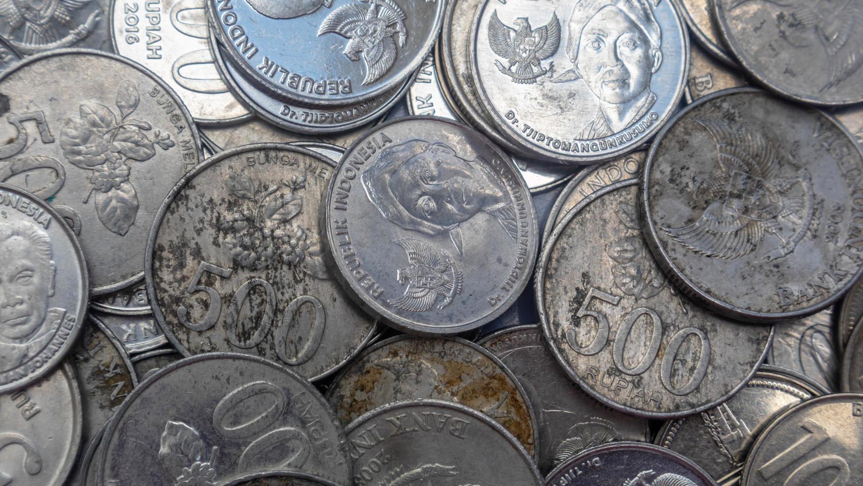 pilha de moedas de rupias como plano de fundo foto