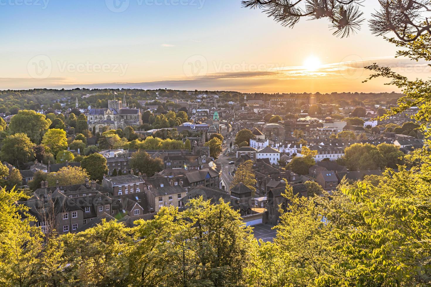 pôr do sol na cidade medieval de winchester em wessex, inglaterra. foto