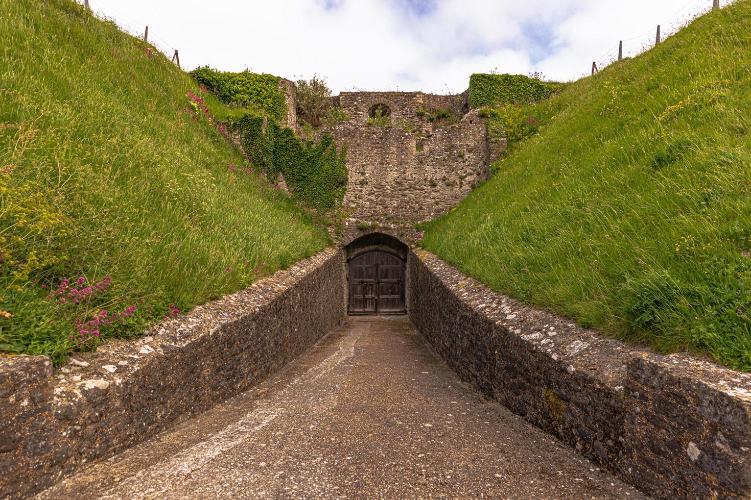 o poderoso castelo de dover em kent, inglaterra. foto