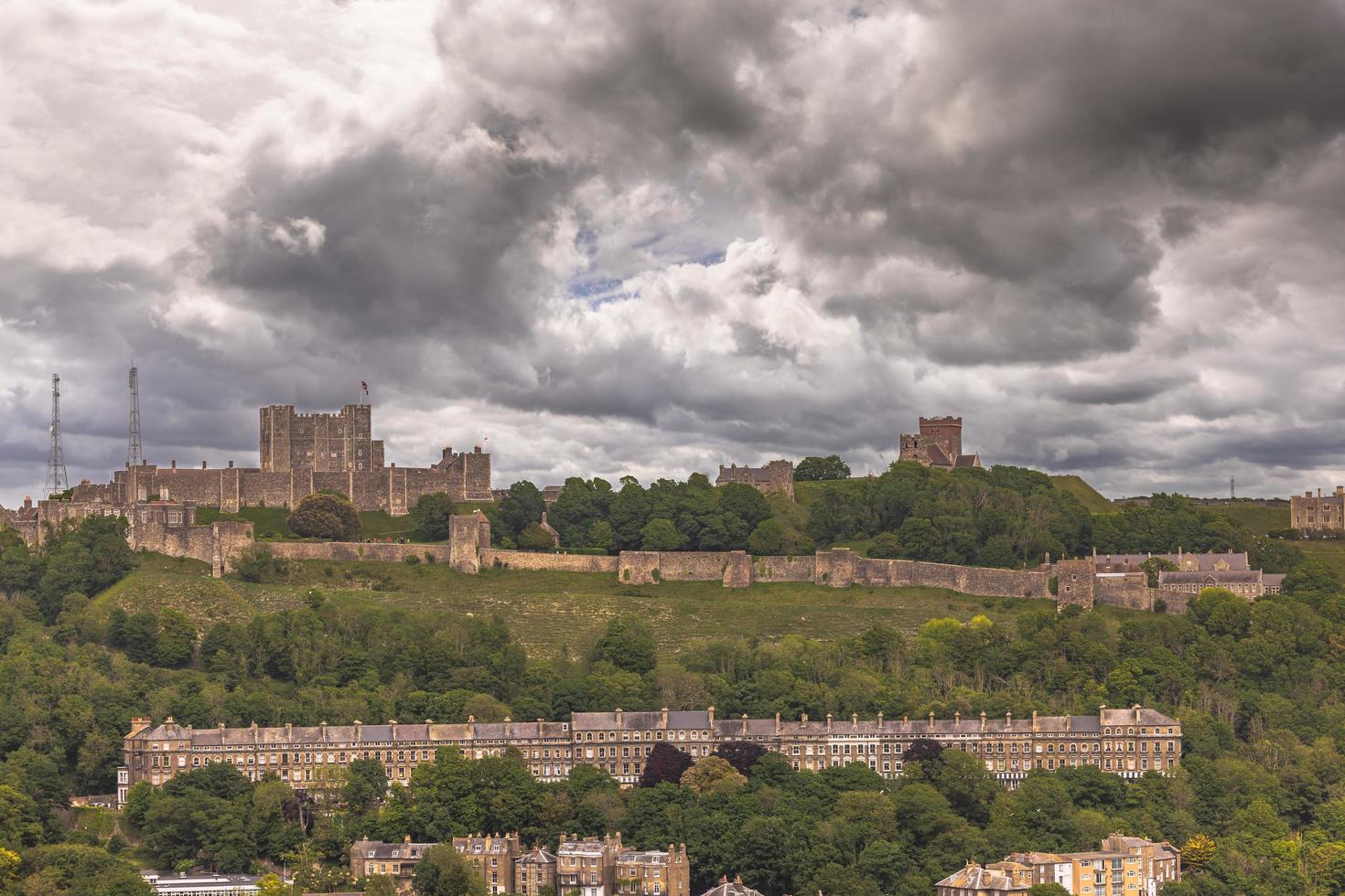 o poderoso castelo de dover em kent, inglaterra. foto