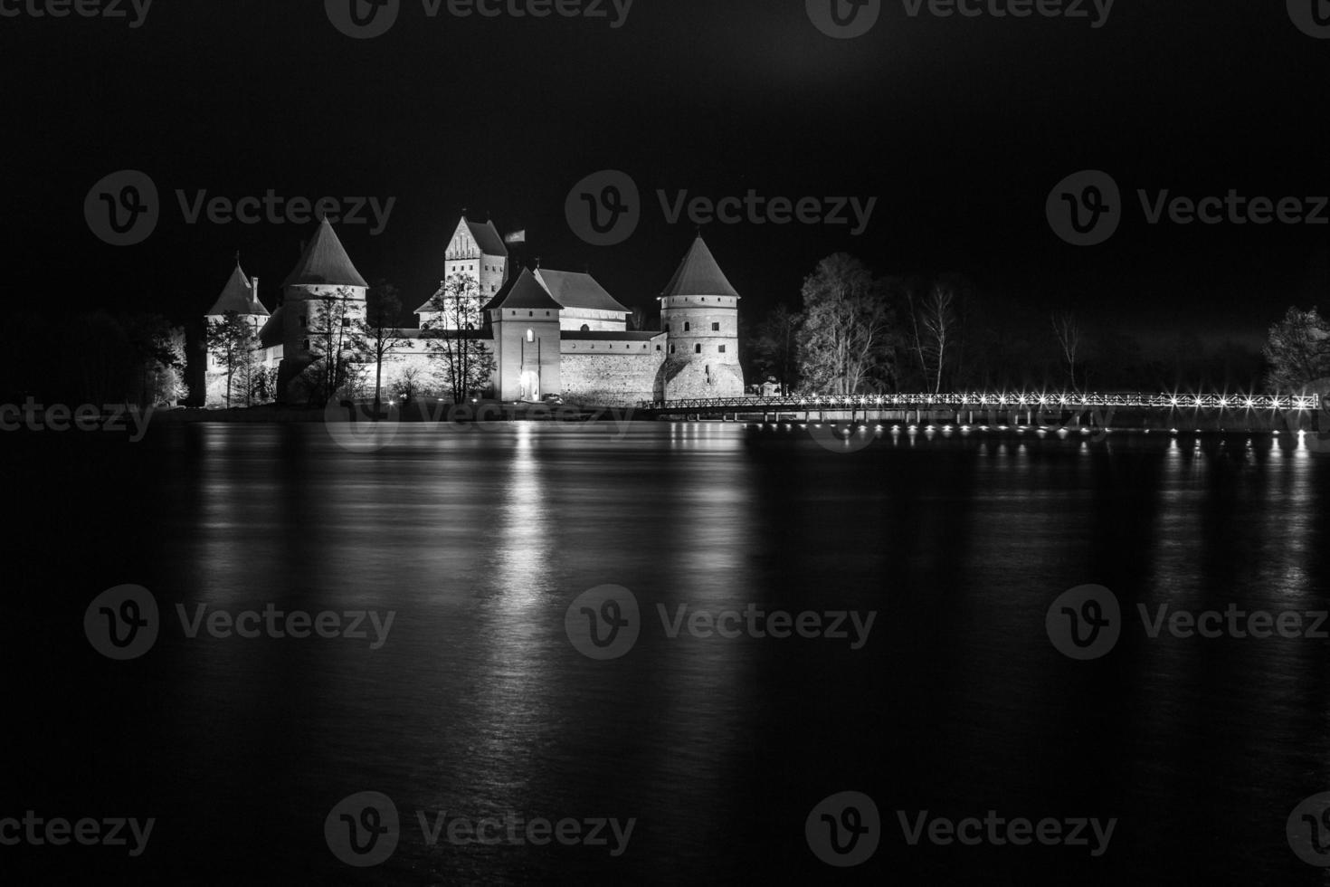 castelo trakai à noite foto