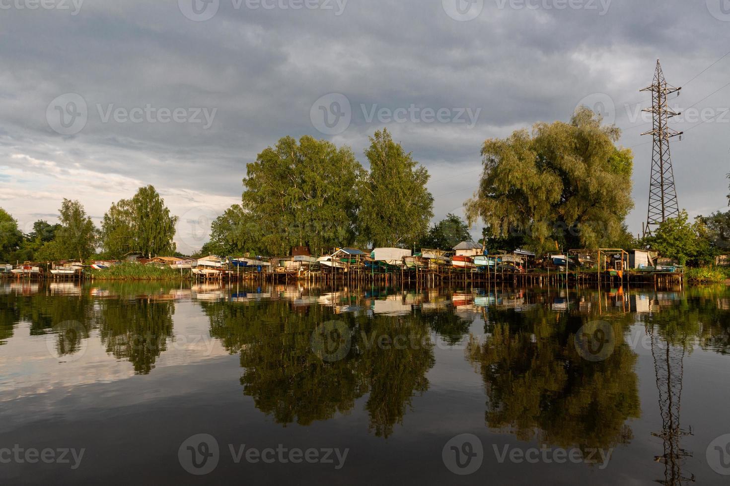 paisagens do lago da letônia no verão foto