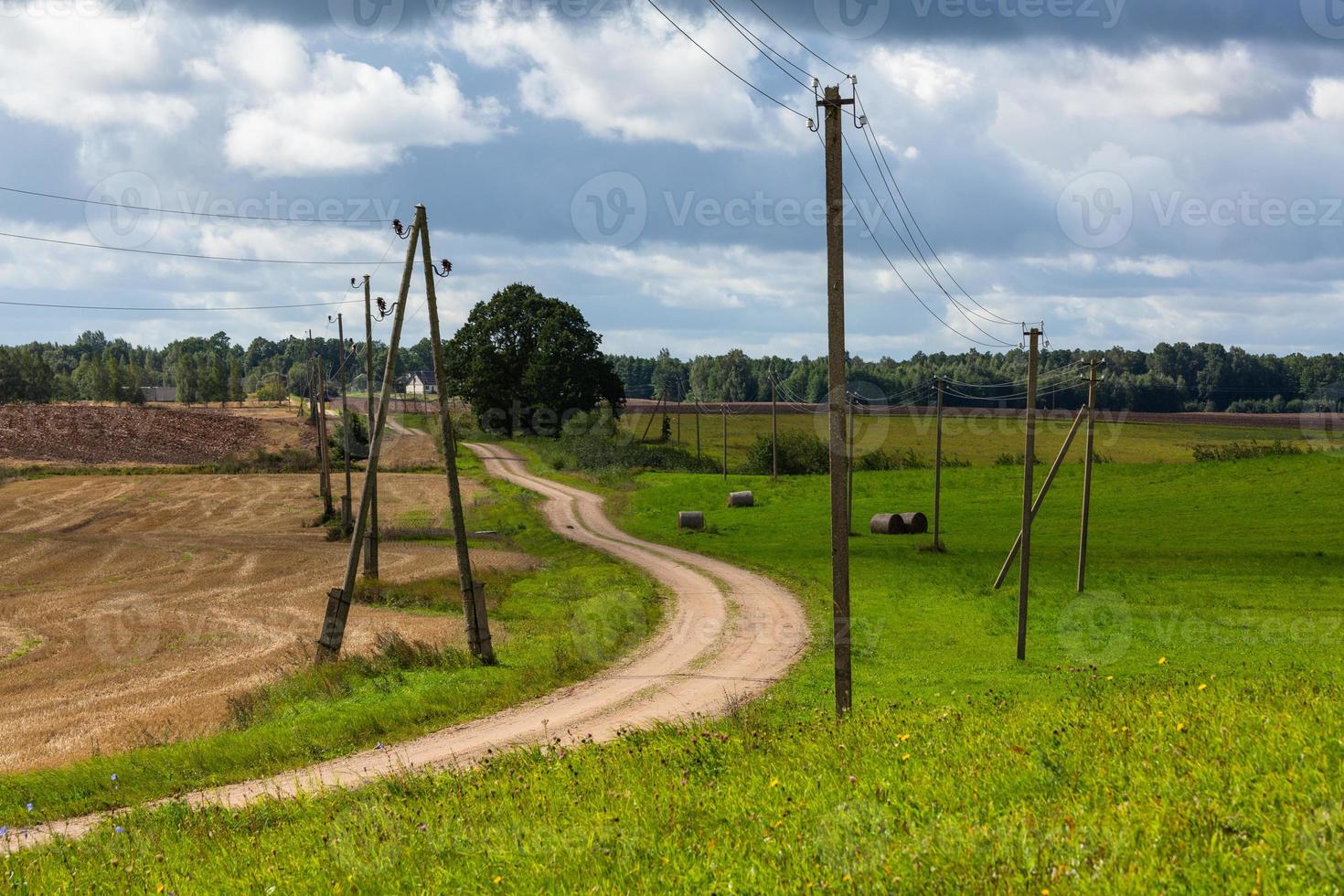 paisagens letãs de verão com nuvens foto