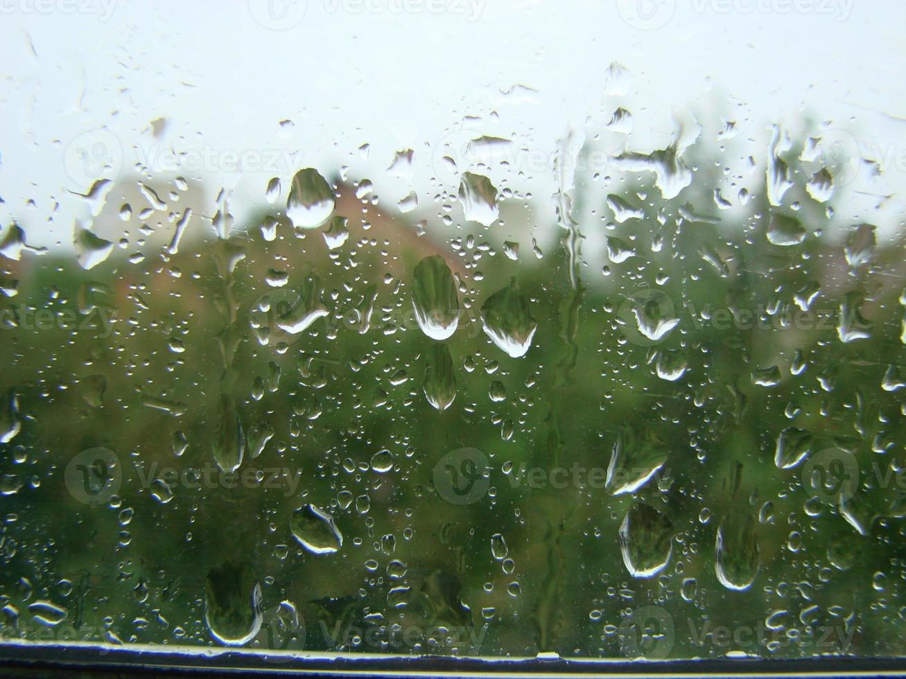 dias chuvosos gotas de chuva na superfície da janela foto