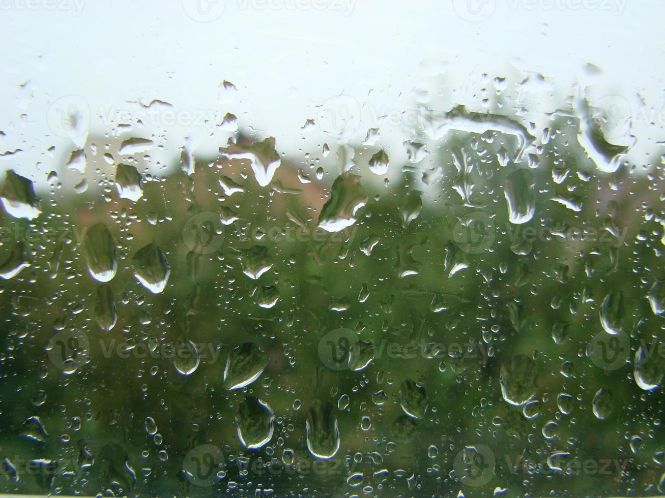 dias chuvosos gotas de chuva na superfície da janela foto