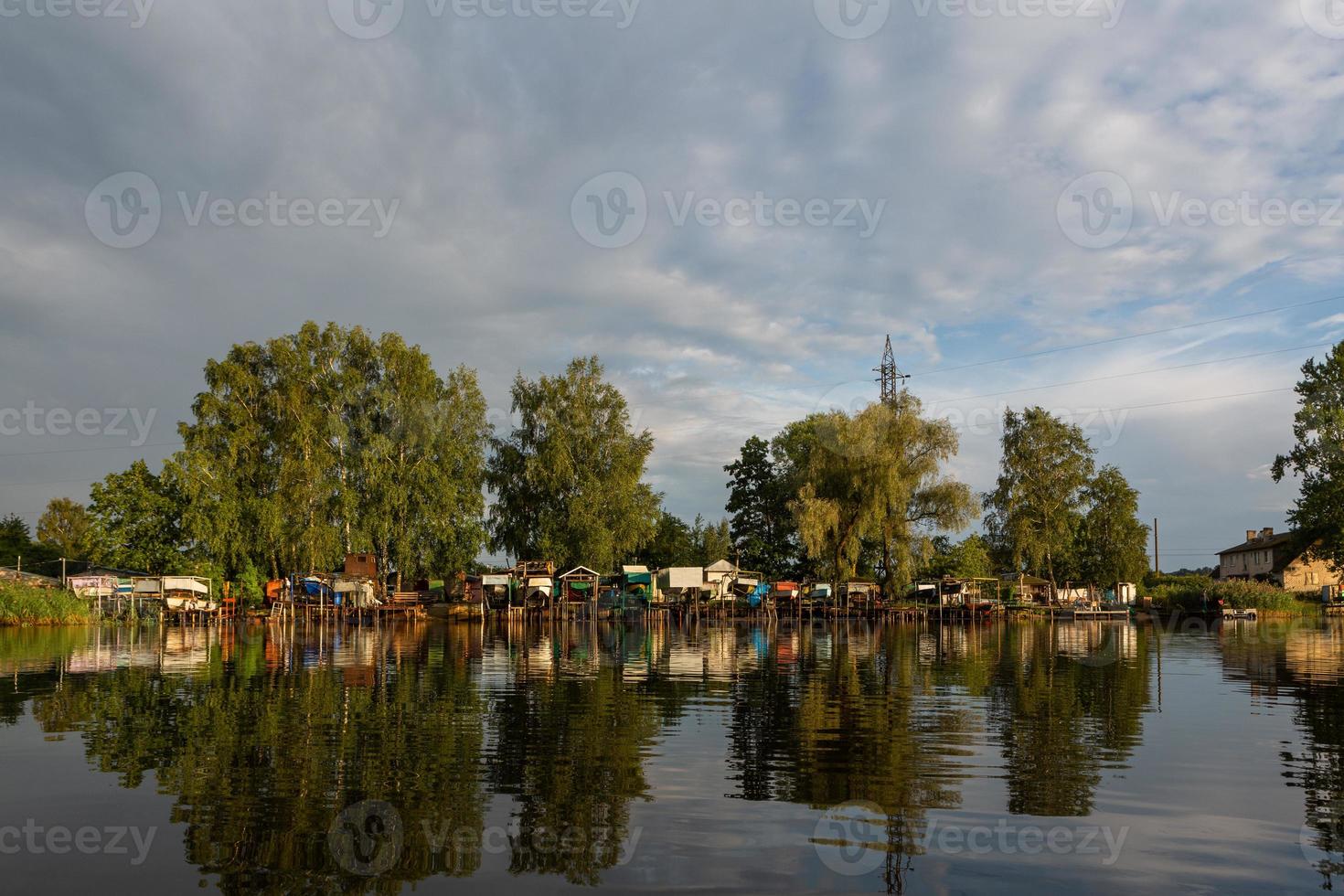 paisagens do lago da letônia no verão foto