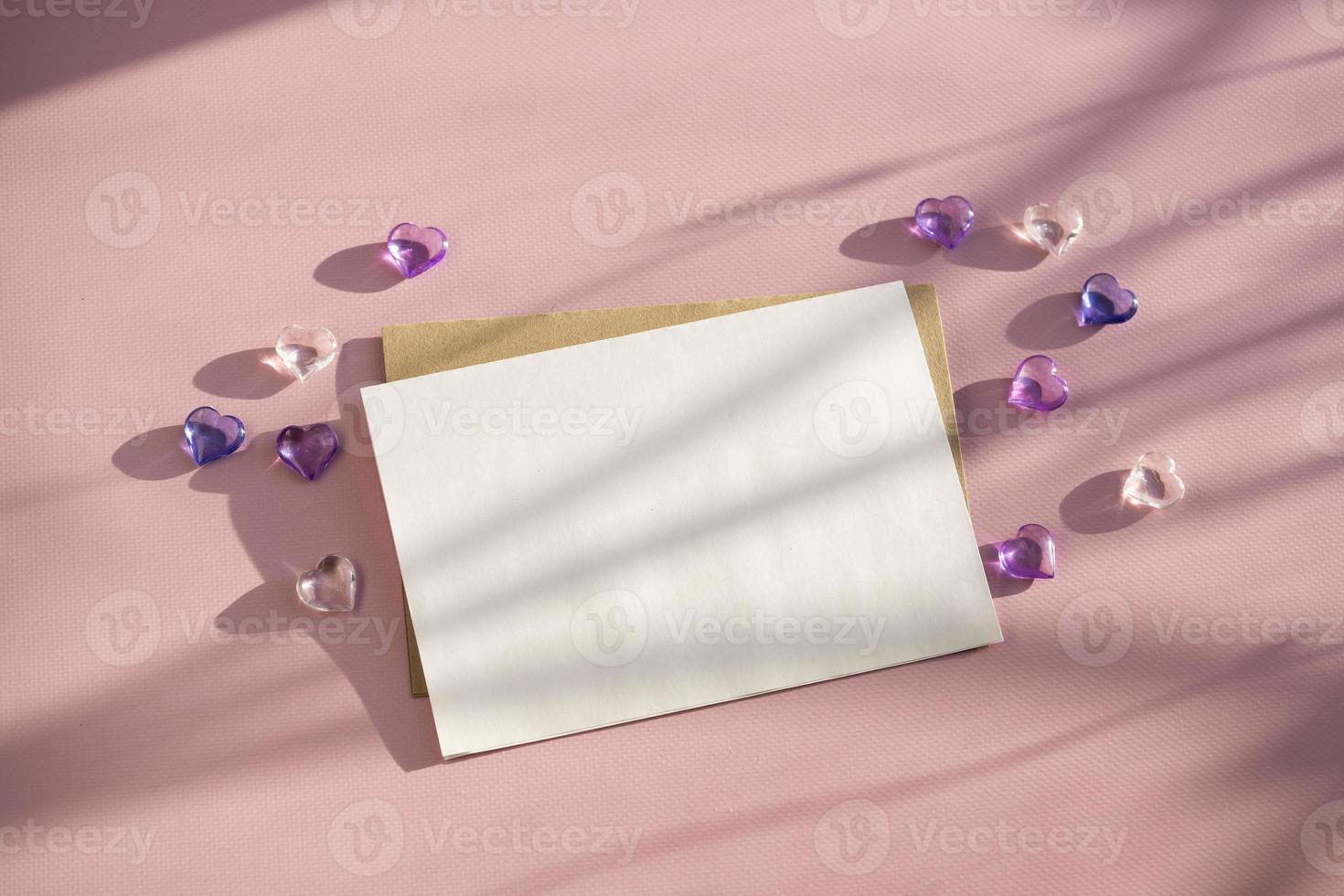 maquete para uma carta de amor com cartão branco. foto