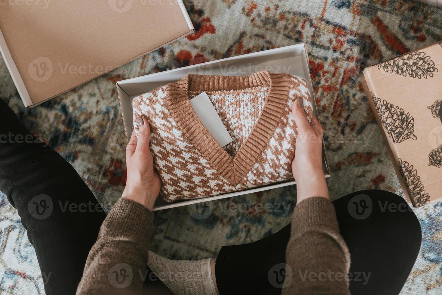 jovem fazendo pacotes para pedidos online. conceito de pequena empresa em casa. foto