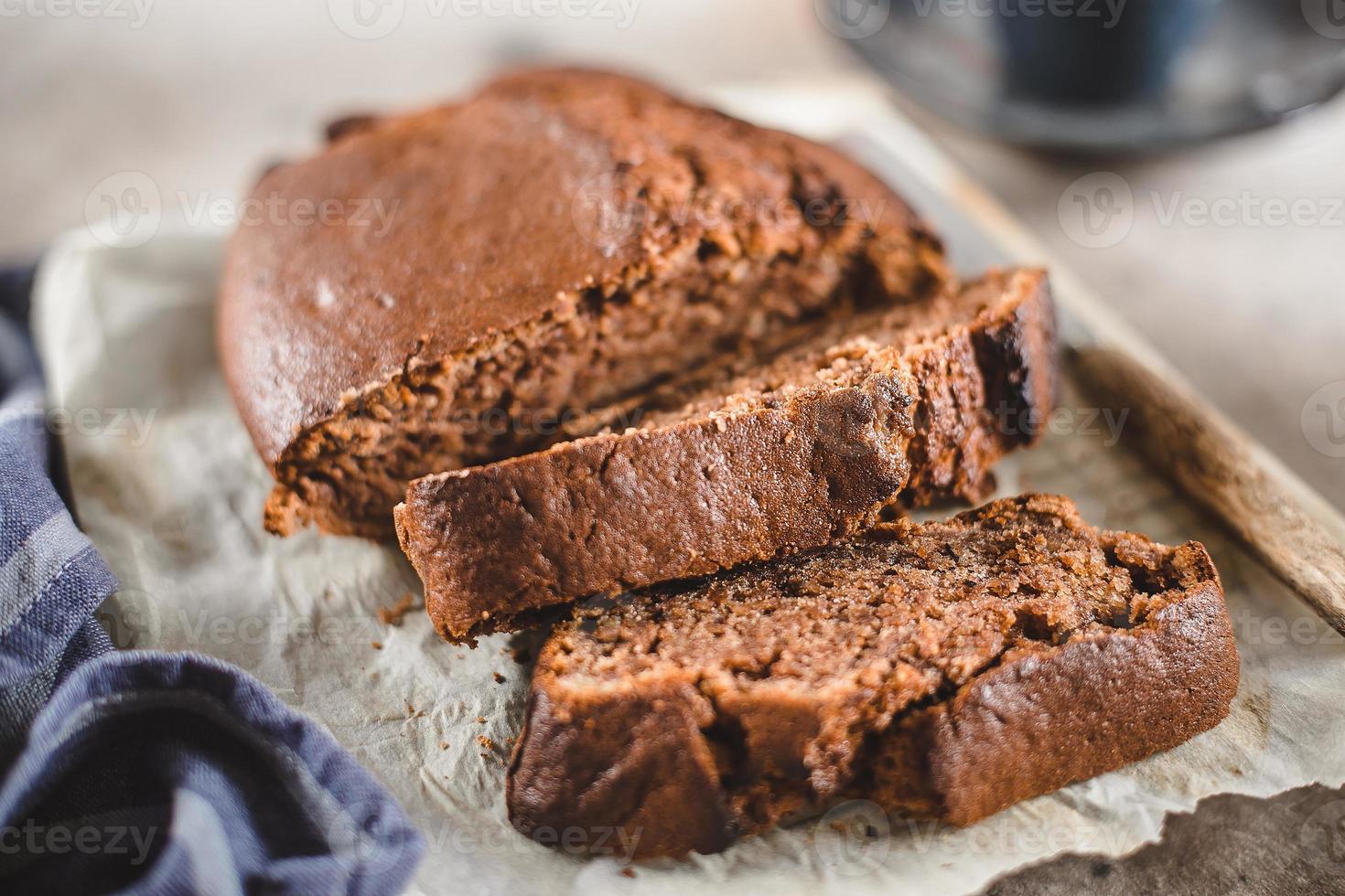 pão de banana fatiado com café. pastel vegano. conceito de padaria em casa. fechar-se foto