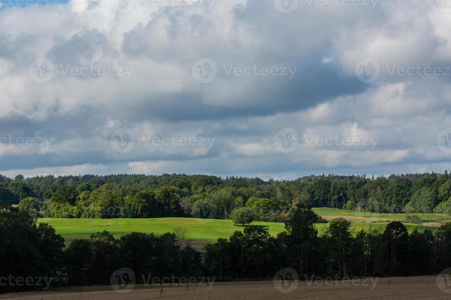 paisagens letãs de verão com nuvens foto