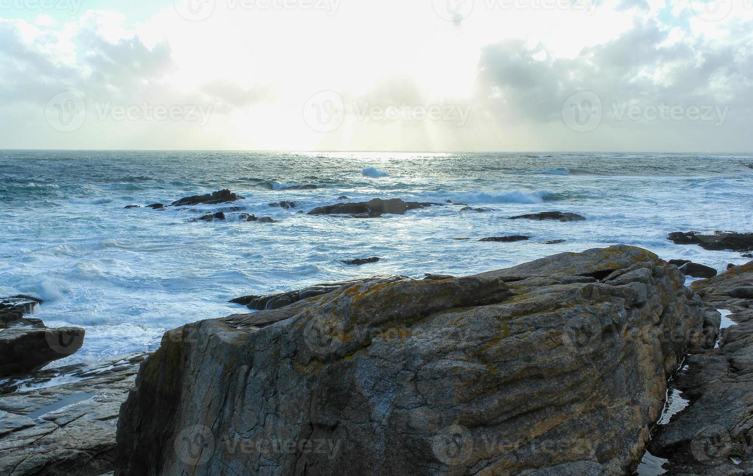 ondas do mar esmagando as rochas 2 foto