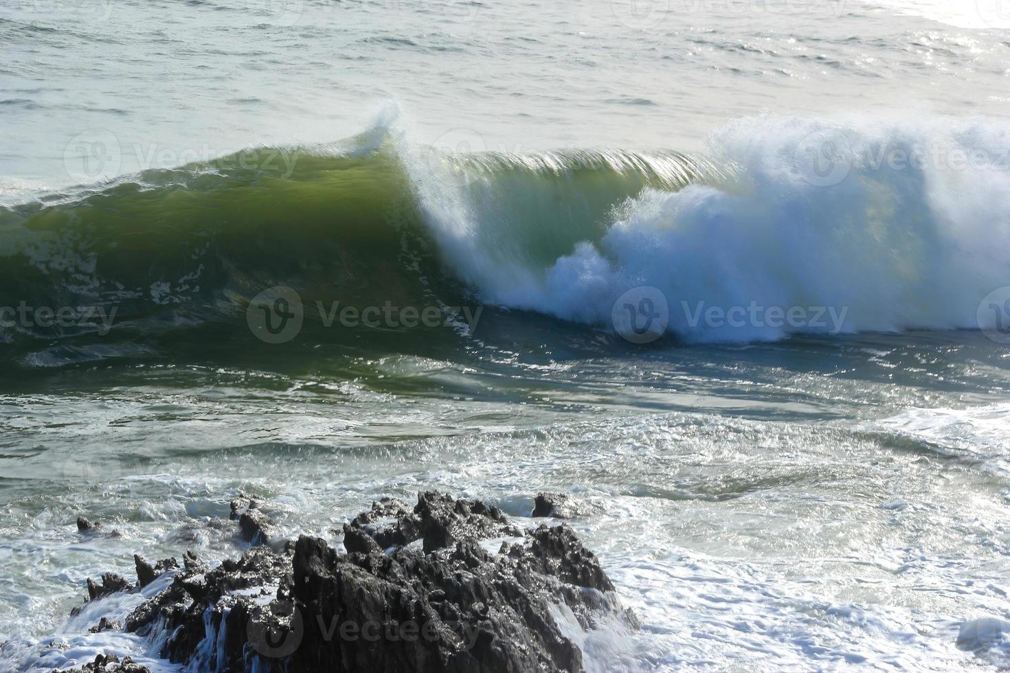 ondas do mar esmagando as rochas 7 foto