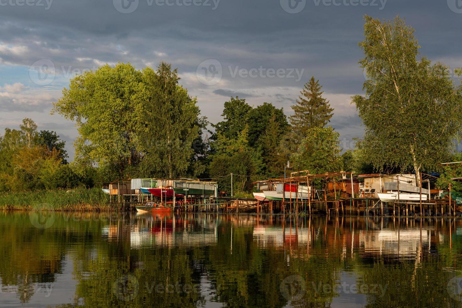 paisagens do lago da letônia no verão foto