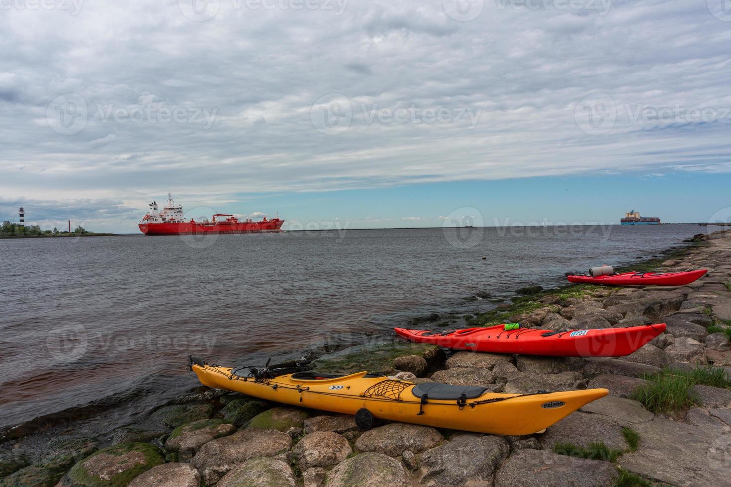 vistas dos arredores de riga de daugava foto