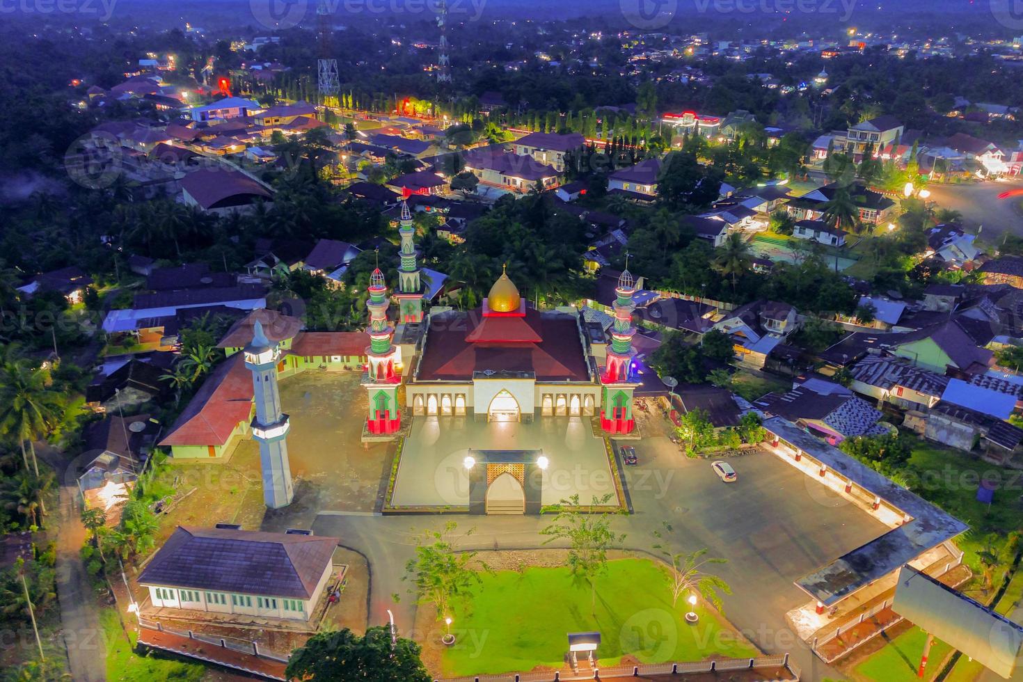 mesquita em uma bela noite durante o eid ano novo islâmico foto