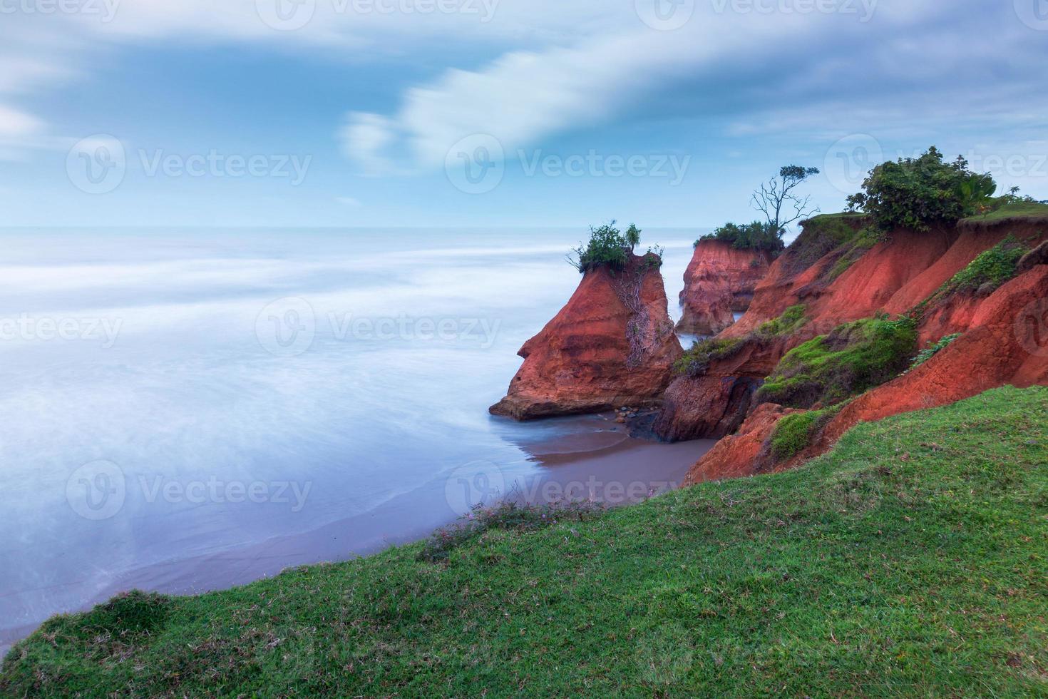 bela vista matinal da Indonésia. praia com belos corais foto