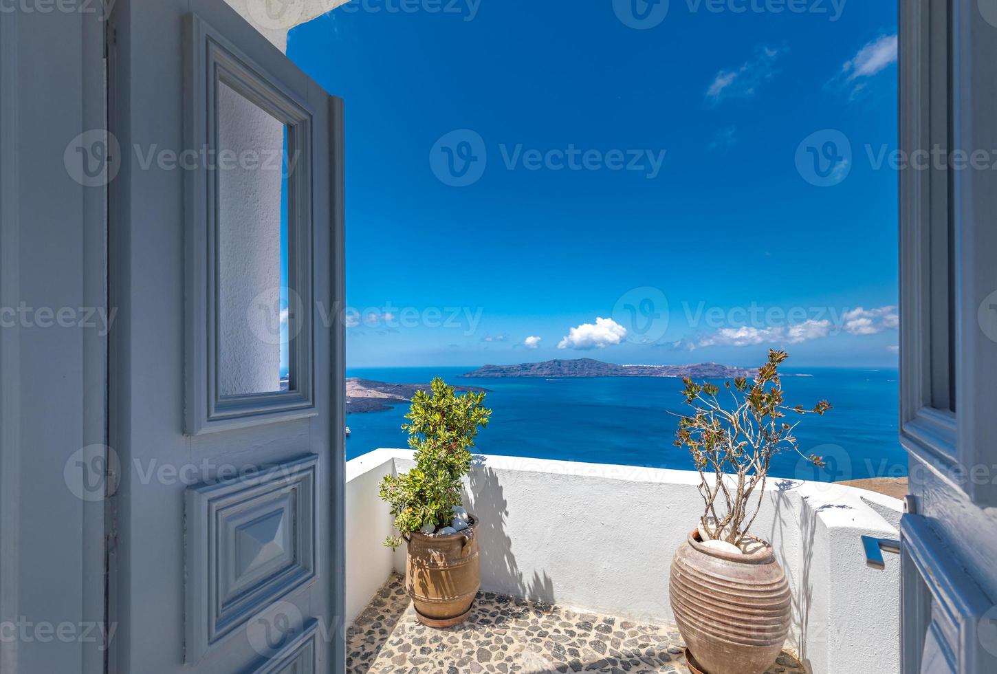 arquitetura branca tradicional e porta com vista para o mar mediterrâneo na vila de fira na ilha de santorini, grécia. fundo de viagem cênica. lindo conceito de férias de verão, incrível céu azul foto