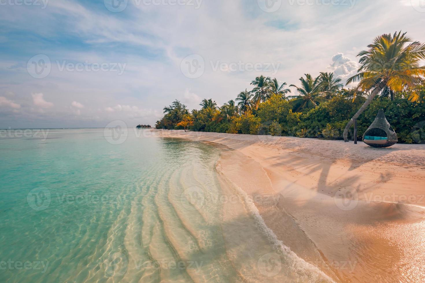 cenário incrível, praia relaxante, fundo de paisagem tropical. design de férias de viagens de férias de verão. conceito de destino de viagem de luxo. banner de natureza de praia, litoral de praia inspirador no pôr do sol foto