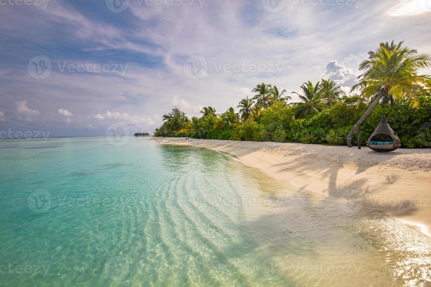 cenário incrível, praia relaxante, fundo de paisagem tropical. design de férias de viagens de férias de verão. conceito de destino de viagem de luxo. banner de natureza de praia, litoral de praia inspirador no pôr do sol foto