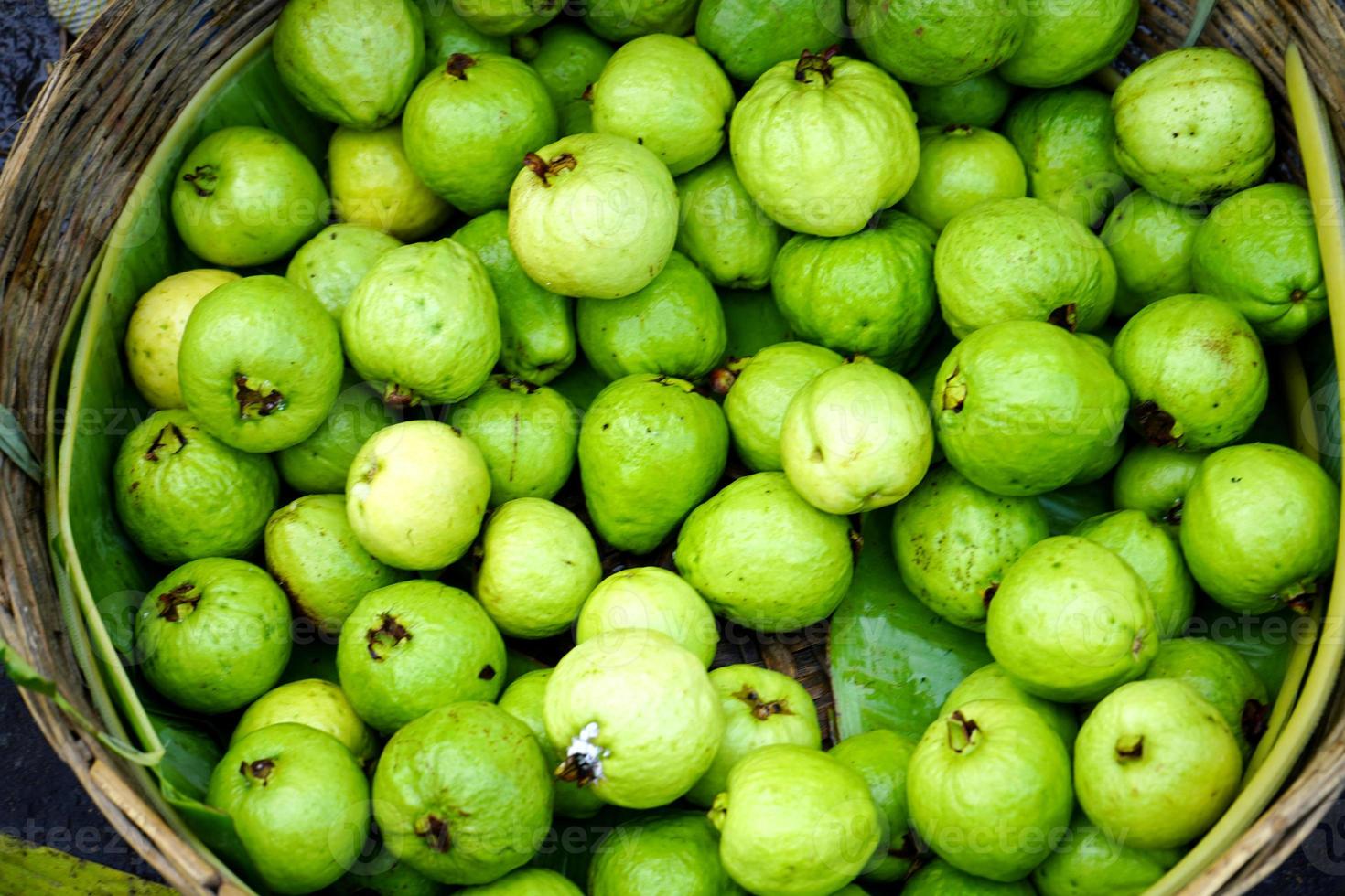 goiaba especial baruipur está à venda no super mercado baruipur foto