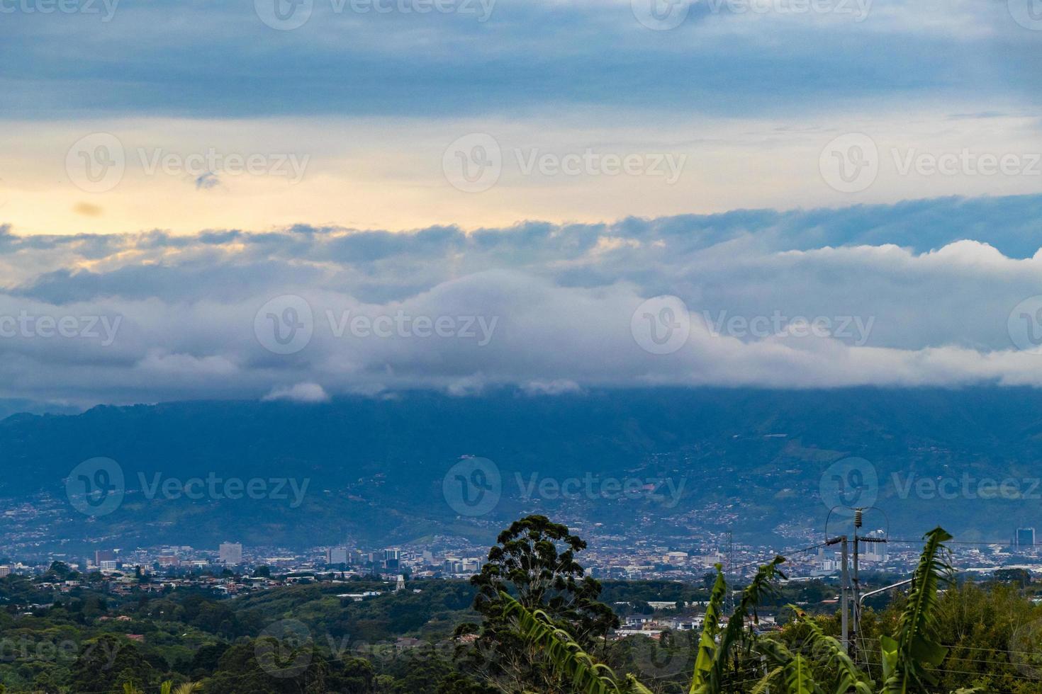 bela montanha paisagem cidade panorama floresta árvores natureza costa rica. foto