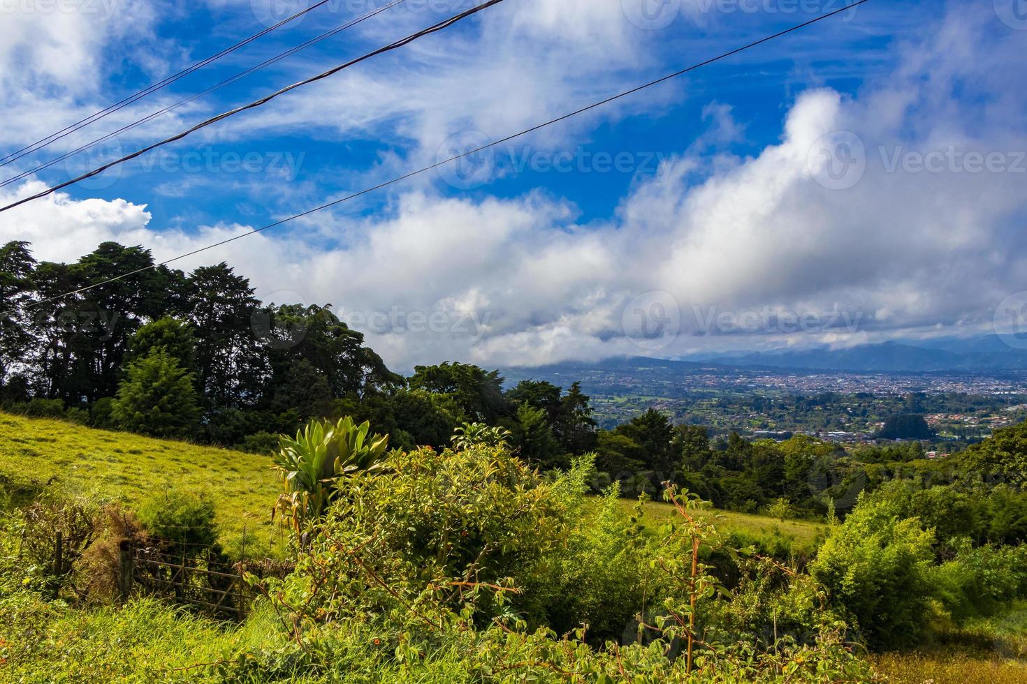 bela montanha paisagem cidade panorama floresta árvores natureza costa rica. foto