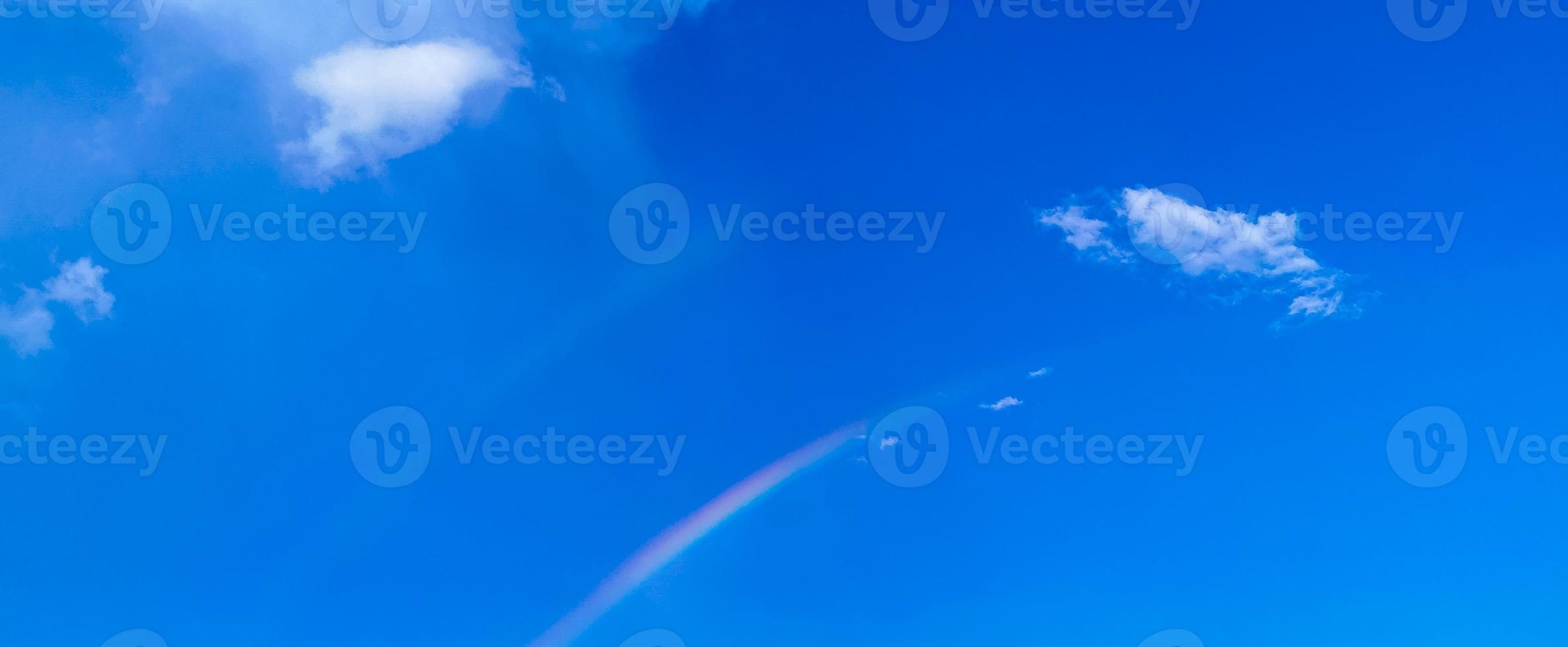 lindo arco-íris duplo raro em céu nublado fundo azul México. foto