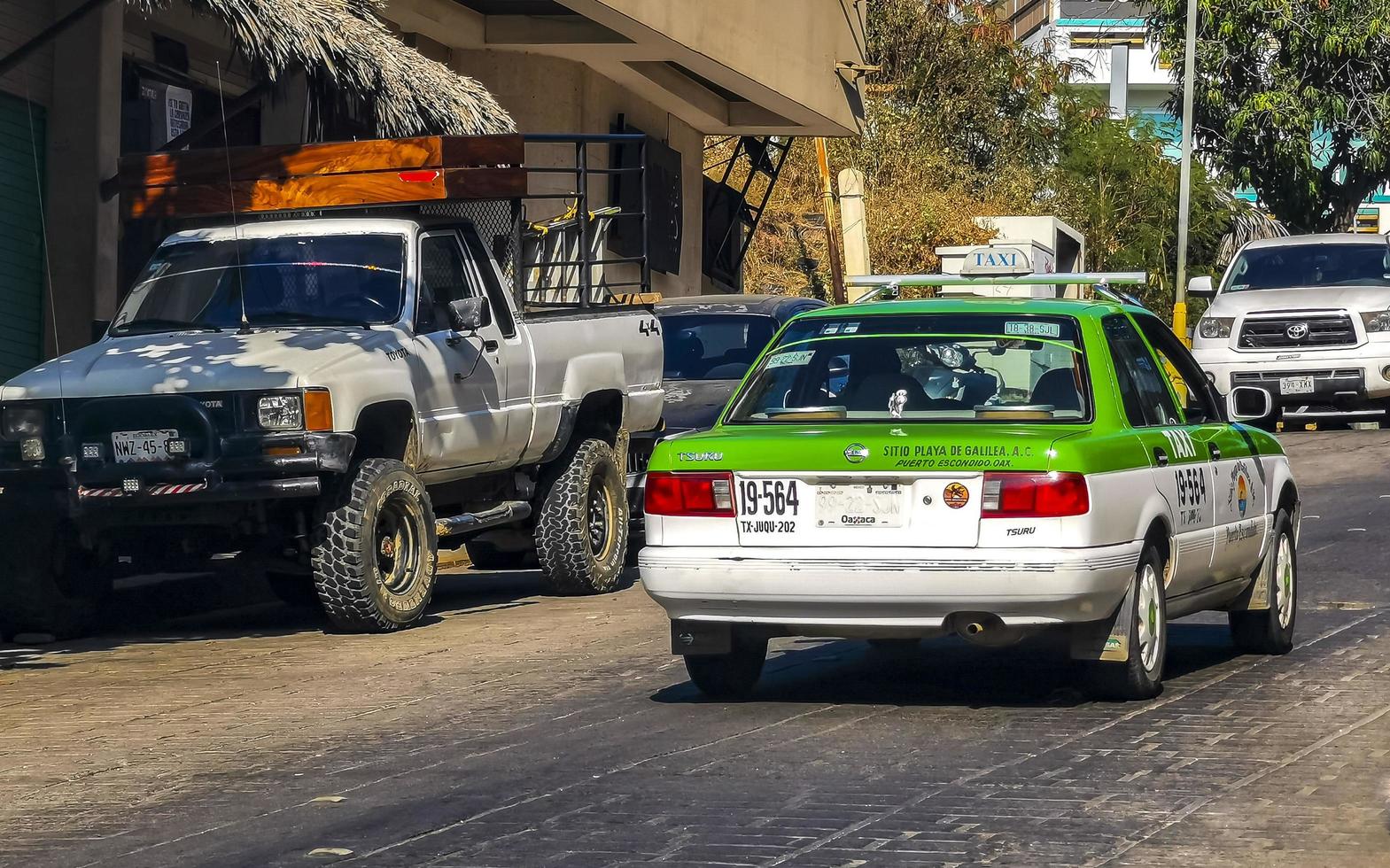 puerto escondido oaxaca méxico 2022 verde turquesa azul táxi carro em puerto escondido méxico. foto