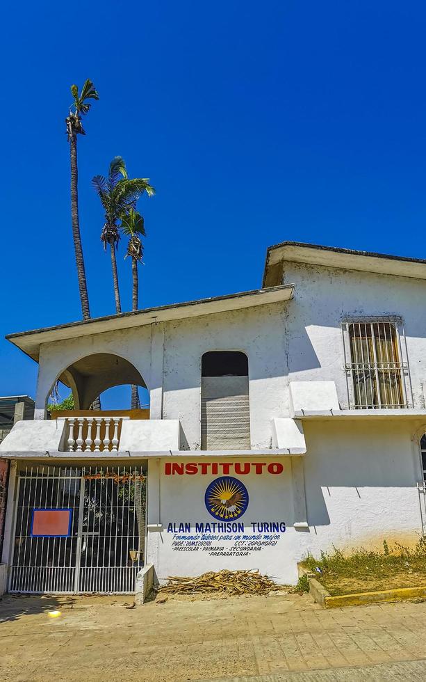 puerto escondido oaxaca méxico 2022 ruas coloridas carros alto tráfego lojas pessoas edifícios comércio méxico. foto