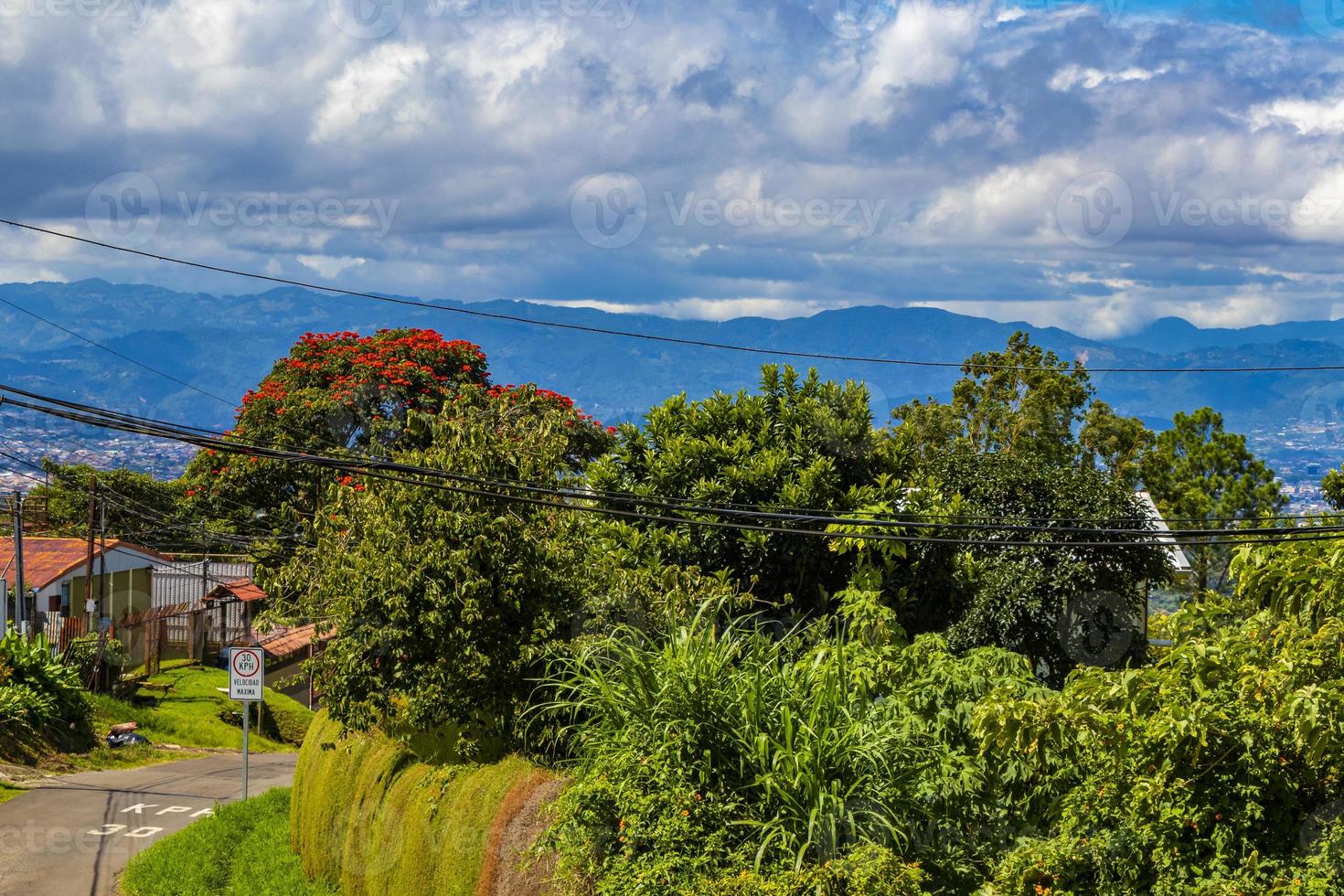 bela montanha paisagem cidade panorama floresta árvores natureza costa rica. foto