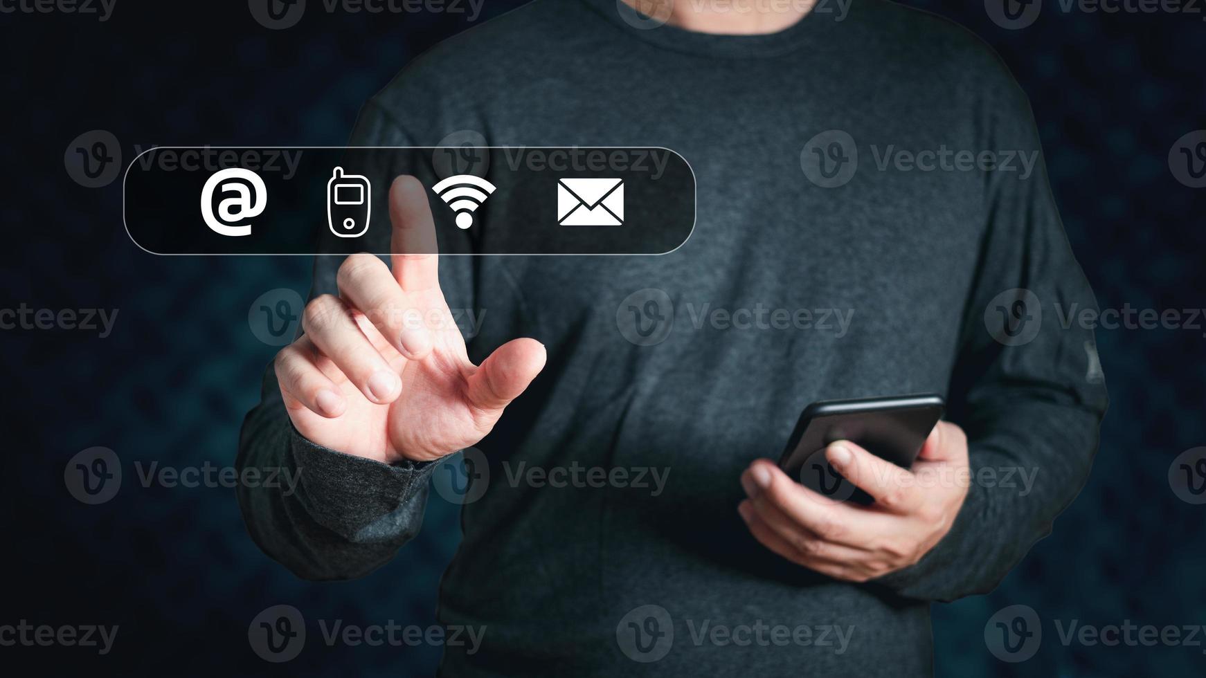 empresário usando smartphone e toque em ícones de contato de tela virtual, endereço, telefone, wi-fi, e-mail, entre em contato conosco e as pessoas da linha direta de suporte ao cliente se conectam. foto