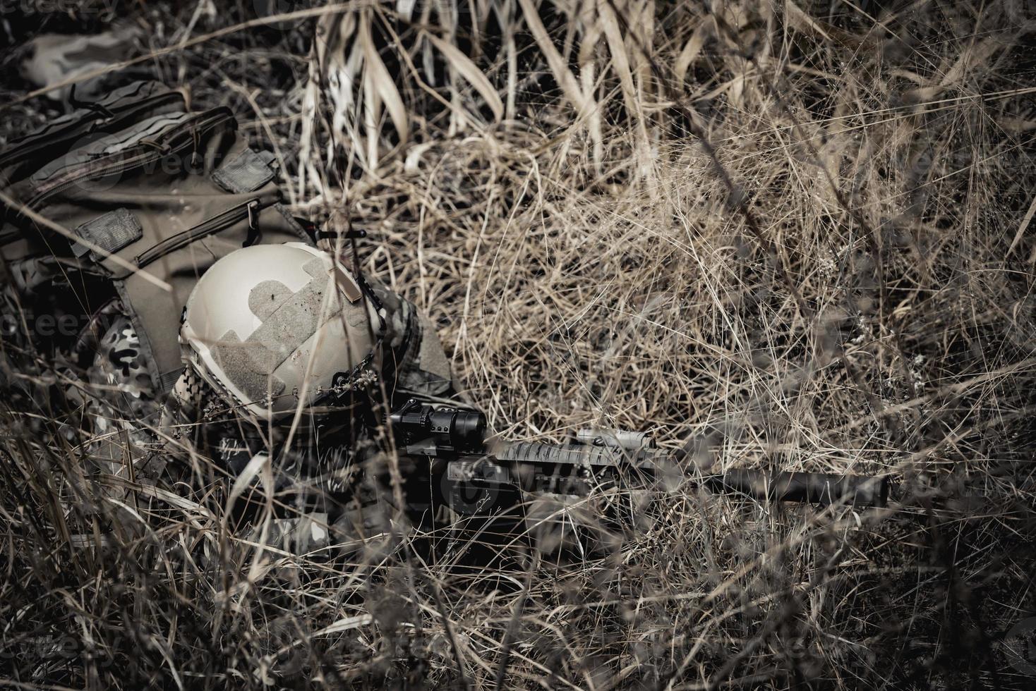 soldados das forças especiais em guerras no deserto, povo tailandês, soldado do exército usa laptop para ver mapa com satélite, usando rádio para comunicação durante operação militar foto