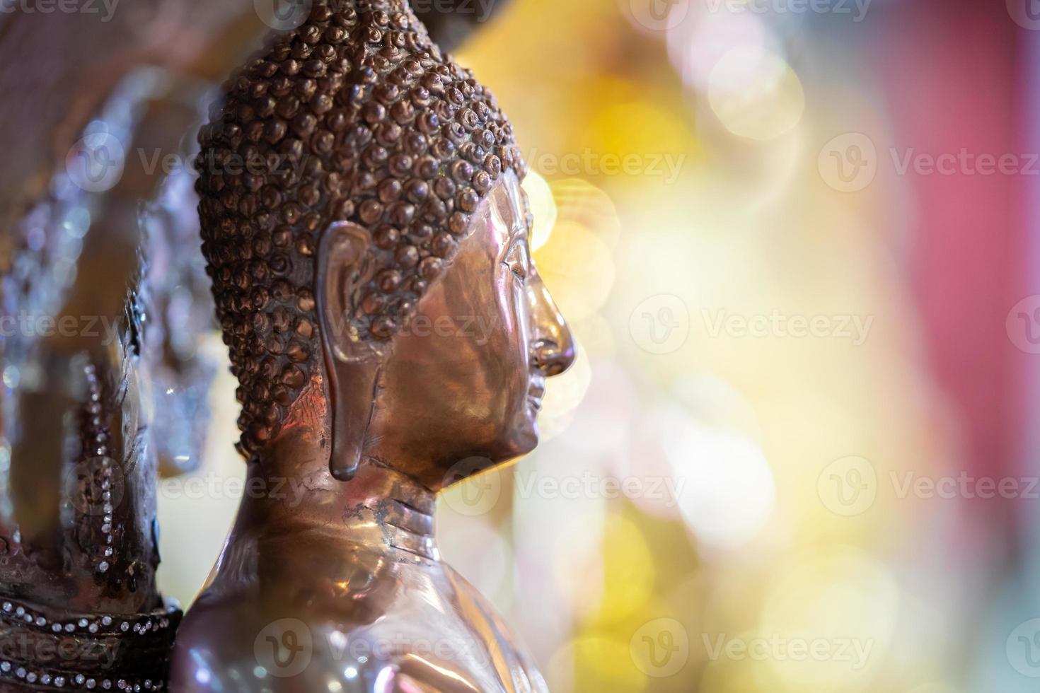 feche o brilho antigo da ásia e a estátua de buda brilhante dentro do templo da tailândia. foto