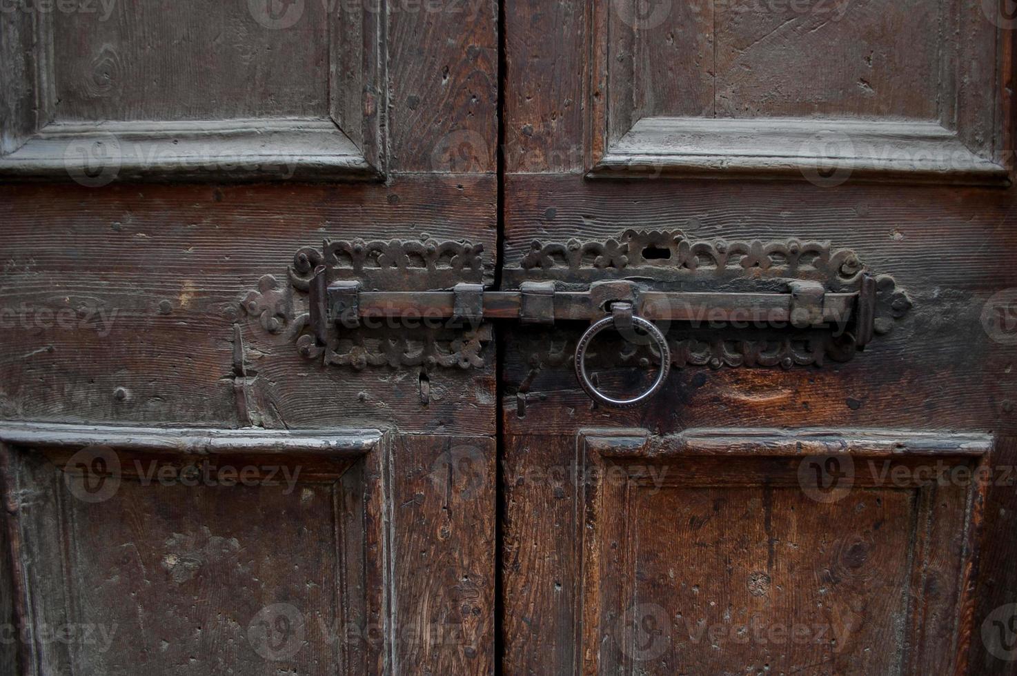 velha porta de madeira artesanal foto