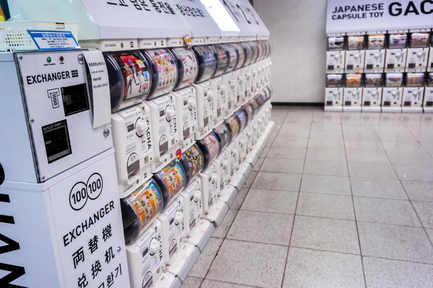 osaka, japão, 2019 - muitas máquinas de venda automática de gachapon no aeroporto internacional de kansai. gachapon é aquele dos brinquedos de cápsulas dispensadas por máquinas de venda automática populares no japão. foto