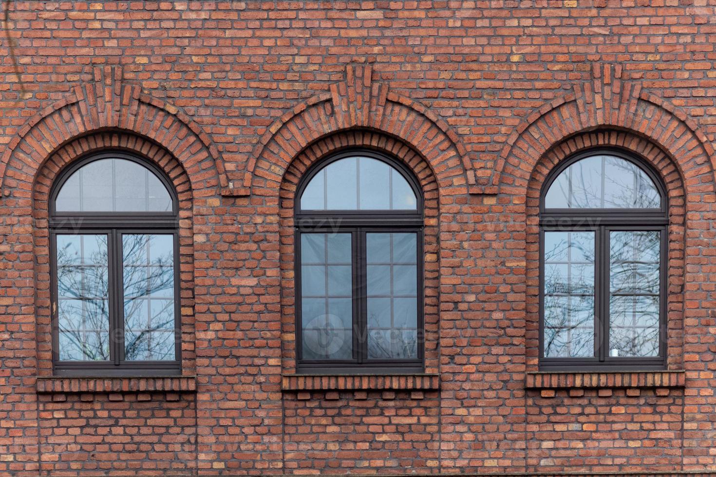 fachada de um prédio industrial de tijolos foto