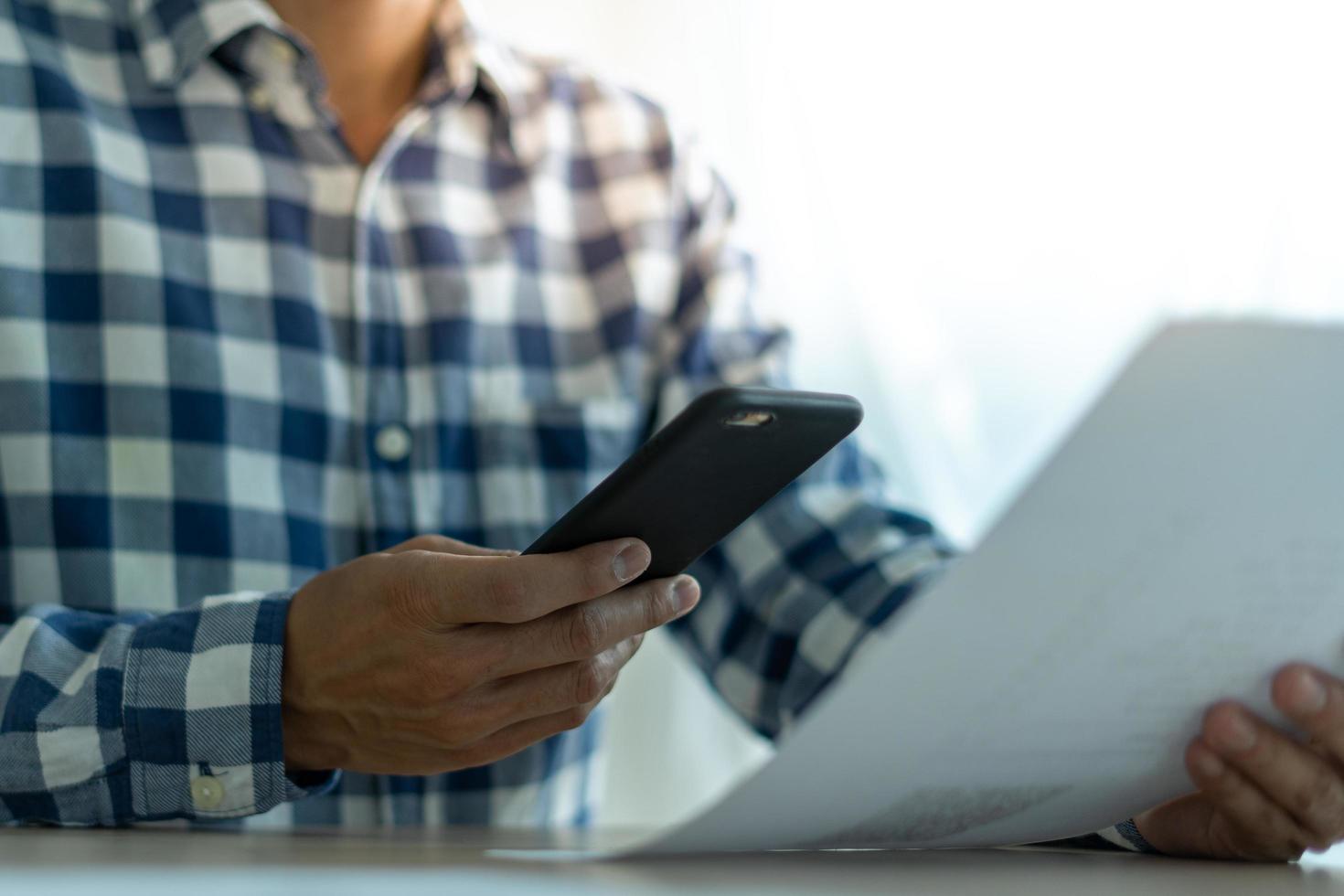 homem de negócios usa telefone para digitalizar código de barras ou códigos qr para pagar a fatura do cartão de crédito após receber a fatura do documento online. pagamento, receber, pagar eletricidade, pagamentos digitais sem dinheiro, tecnologia, foto