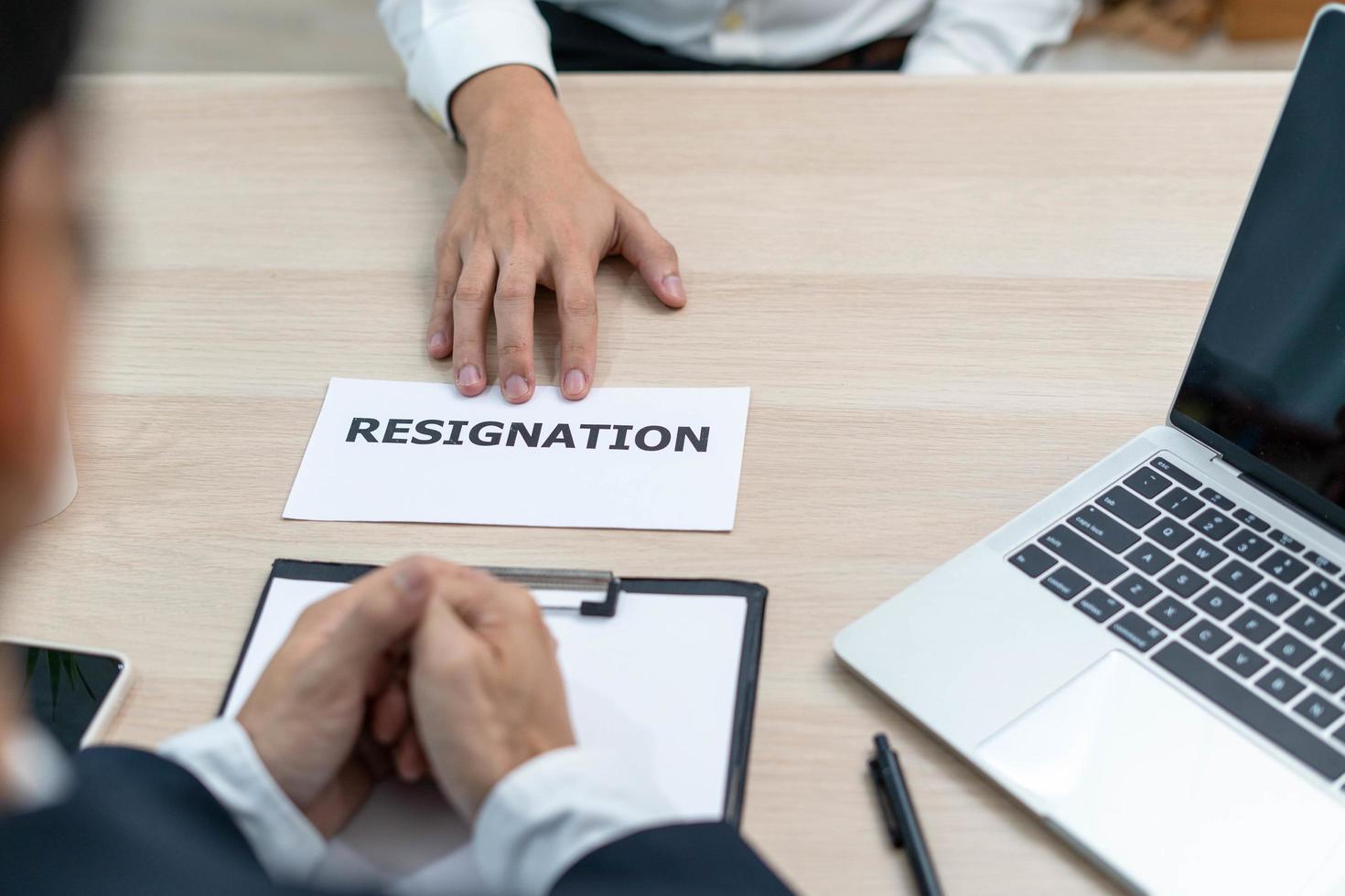 empresários enviam cartas de demissão a executivos ou gerentes. incluir informações sobre demissão e vagas e mudanças de emprego. foto