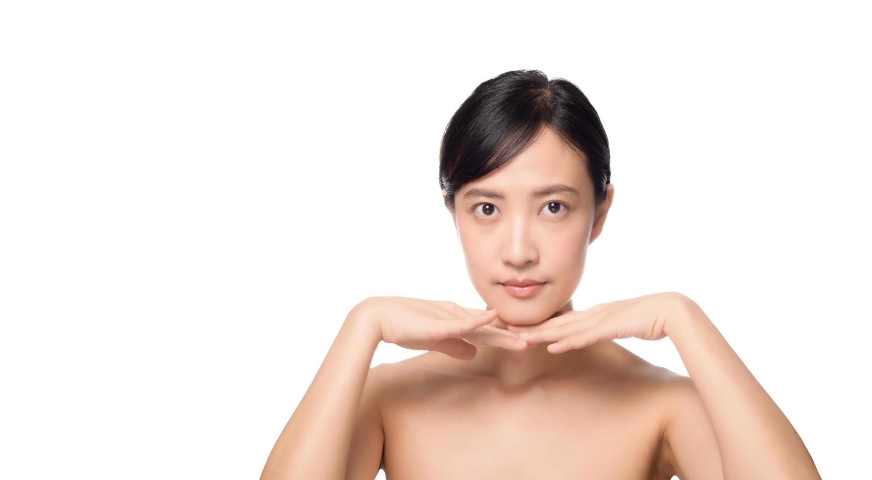 retrato do conceito de pele nua fresca limpa bonita jovem mulher asiática. menina asiática beleza rosto skincare e saúde bem-estar, tratamento facial, pele perfeita, maquiagem natural em fundo branco foto