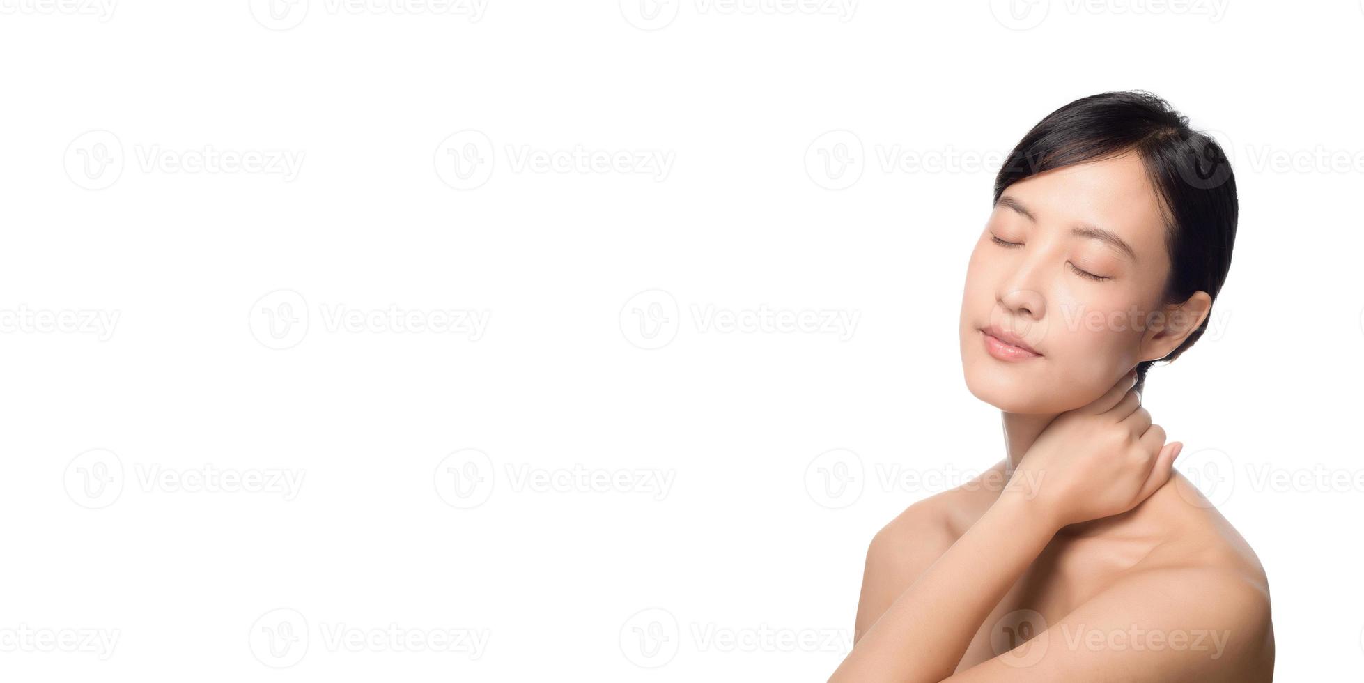 retrato da bela jovem mulher asiática limpo conceito de pele nua fresca com traçado de recorte. menina asiática beleza rosto skincare e saúde bem-estar, tratamento facial, maquiagem natural em fundo branco foto